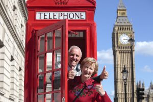 Casal de idosos no famosos telefone vermelho no Reino Unido e ao fundo o Big Ben