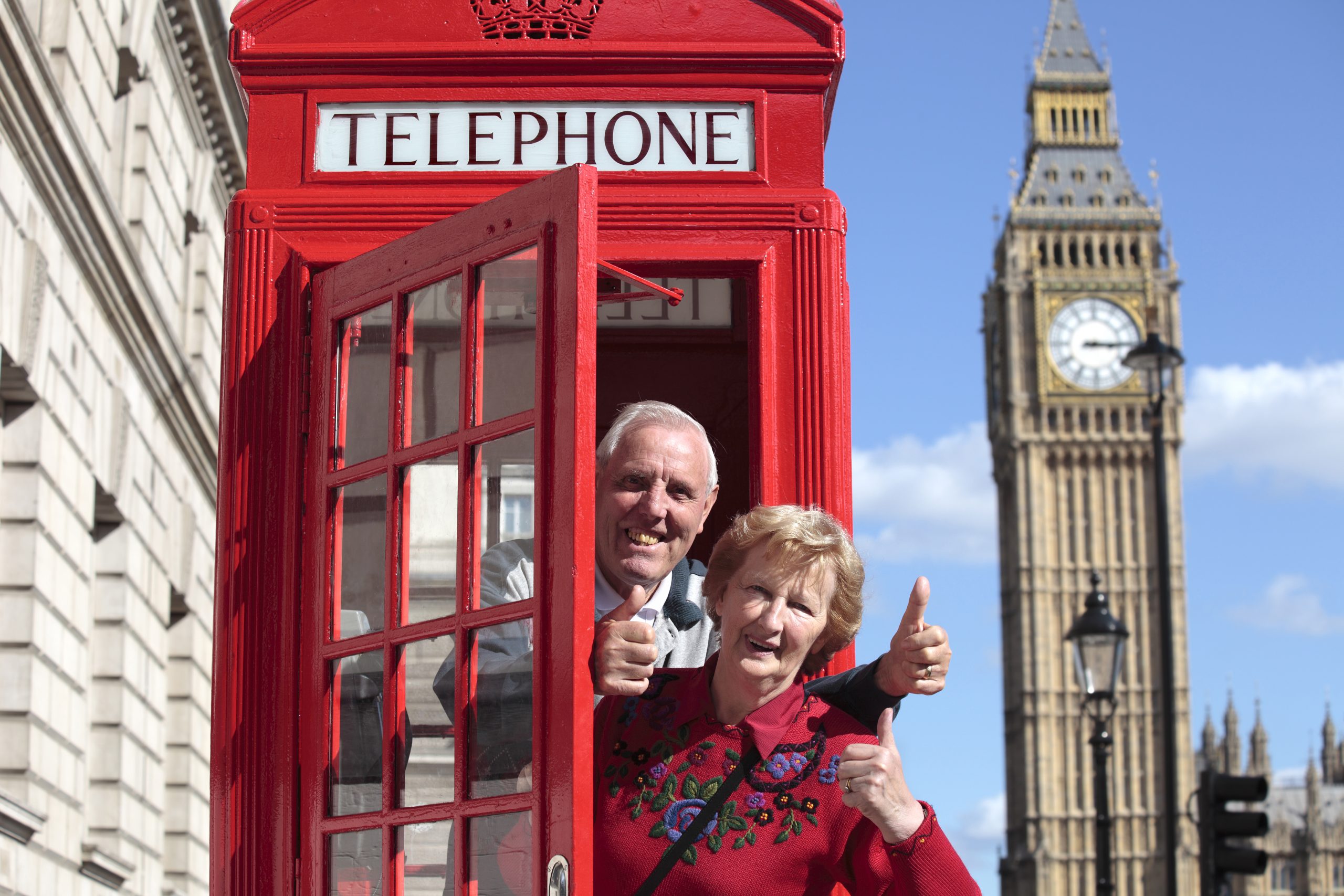 Casal de idosos no famosos telefone vermelho no Reino Unido e ao fundo o Big Ben