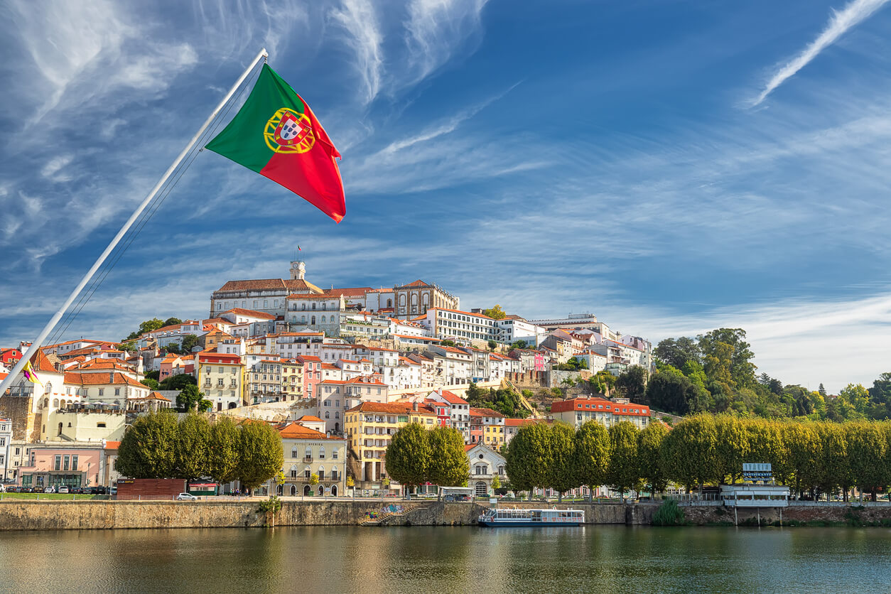 Vista panorâmica da cidade com uma bandeira de portugal onde muitos brasileiros sonham em trabalhar em portugal